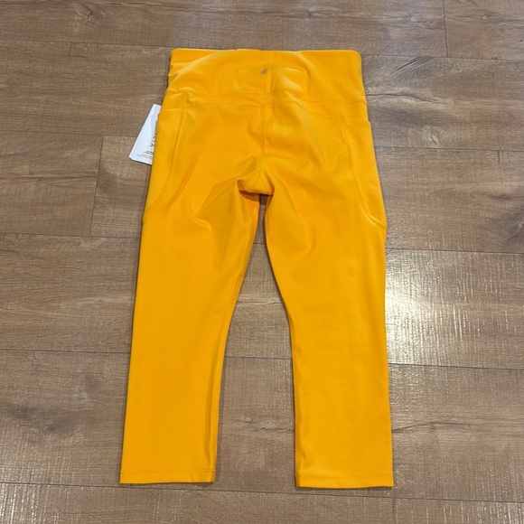 NWT ATHLETA Ultimate Stash II Capri Legging Radiant Sunshine Size Medium - Picture 9 of 13